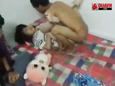Đang địt thì bị đám bạn vào quay video